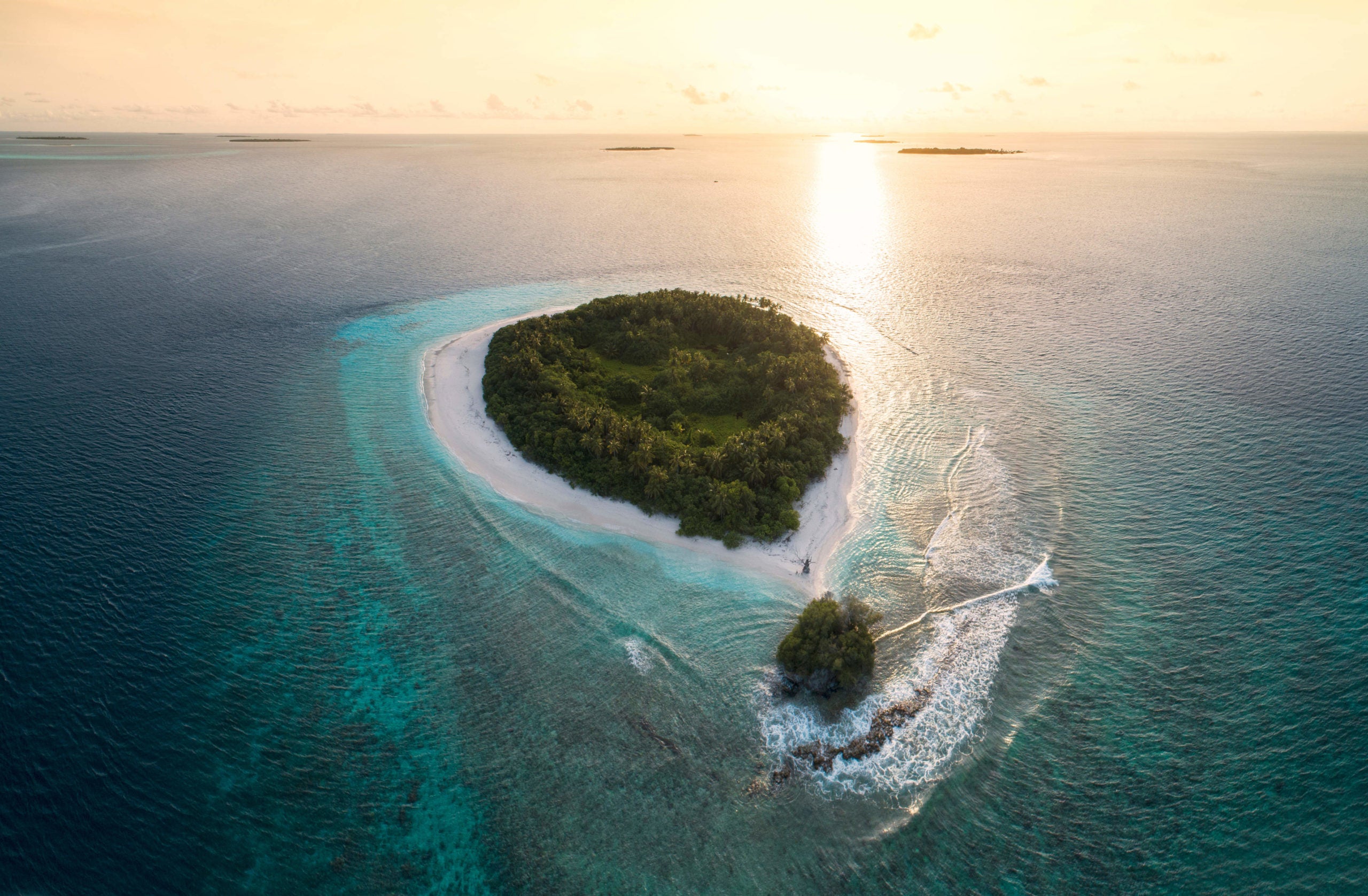 Океан и два острова. Индийский океан Мальдивы. Наутилус Мальдивы. The Nautilus Maldives вид сверху. Остров в океане.