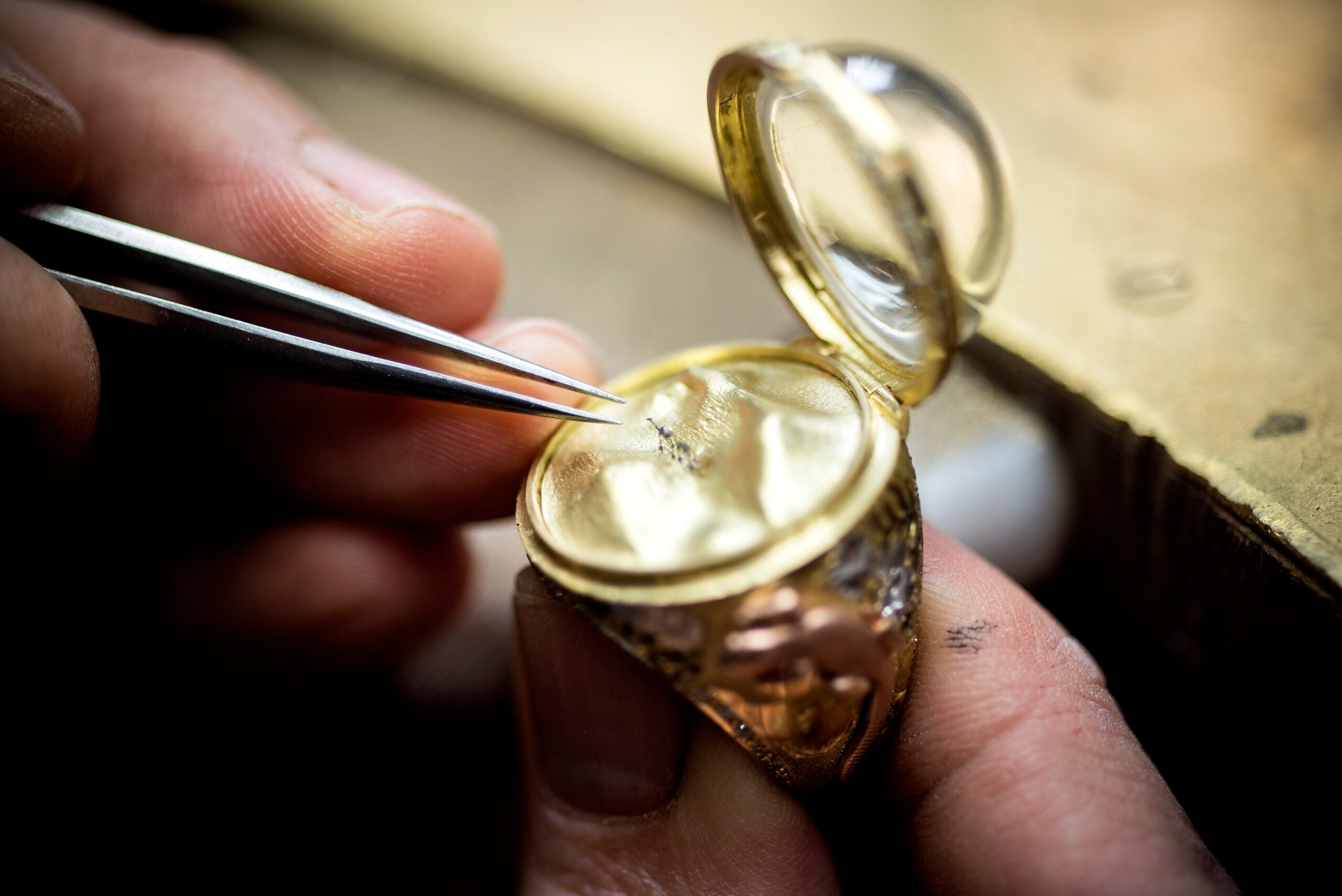 Theo Fennell camel ring being made in workshop