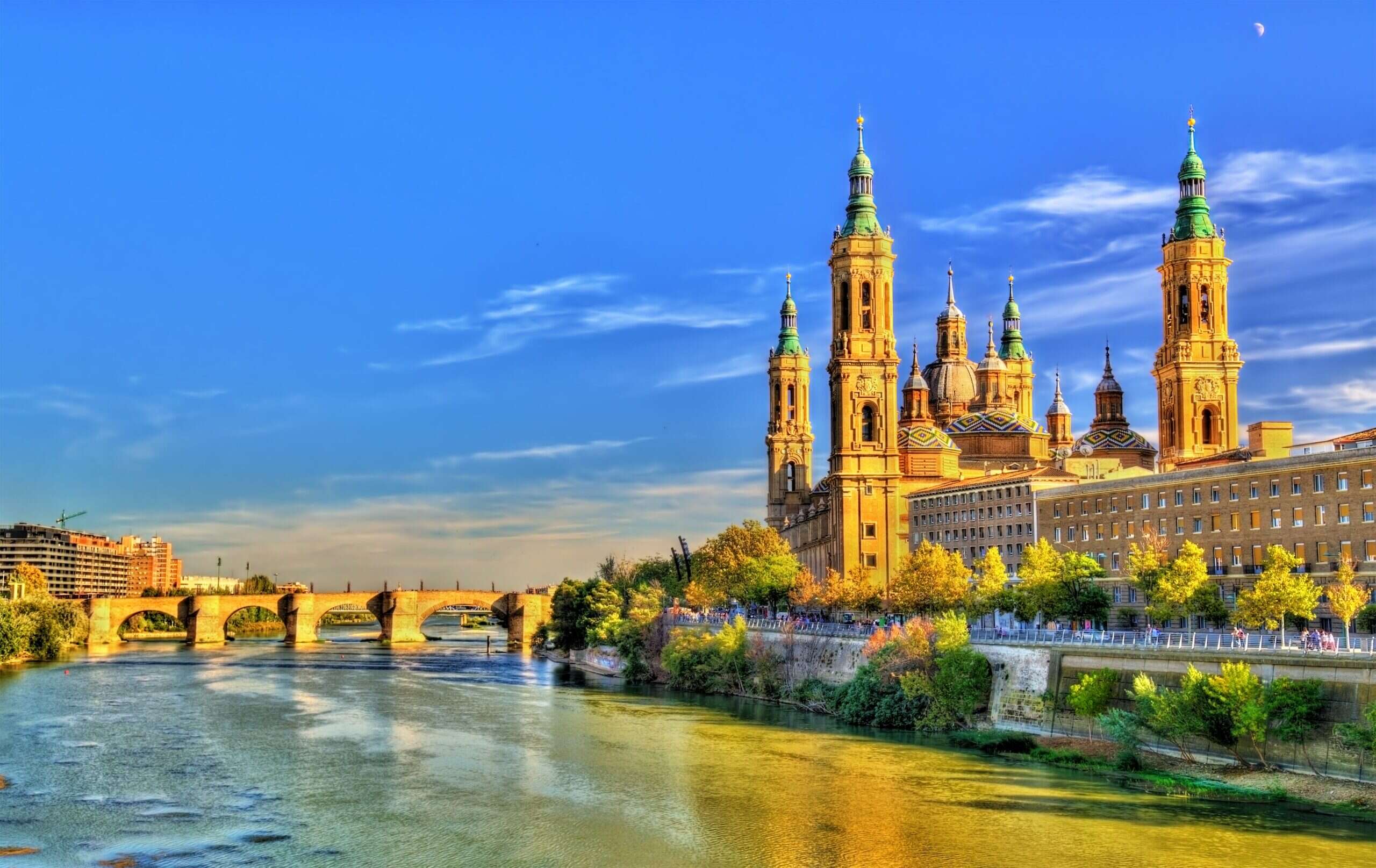 zaragoza cathedral and river view