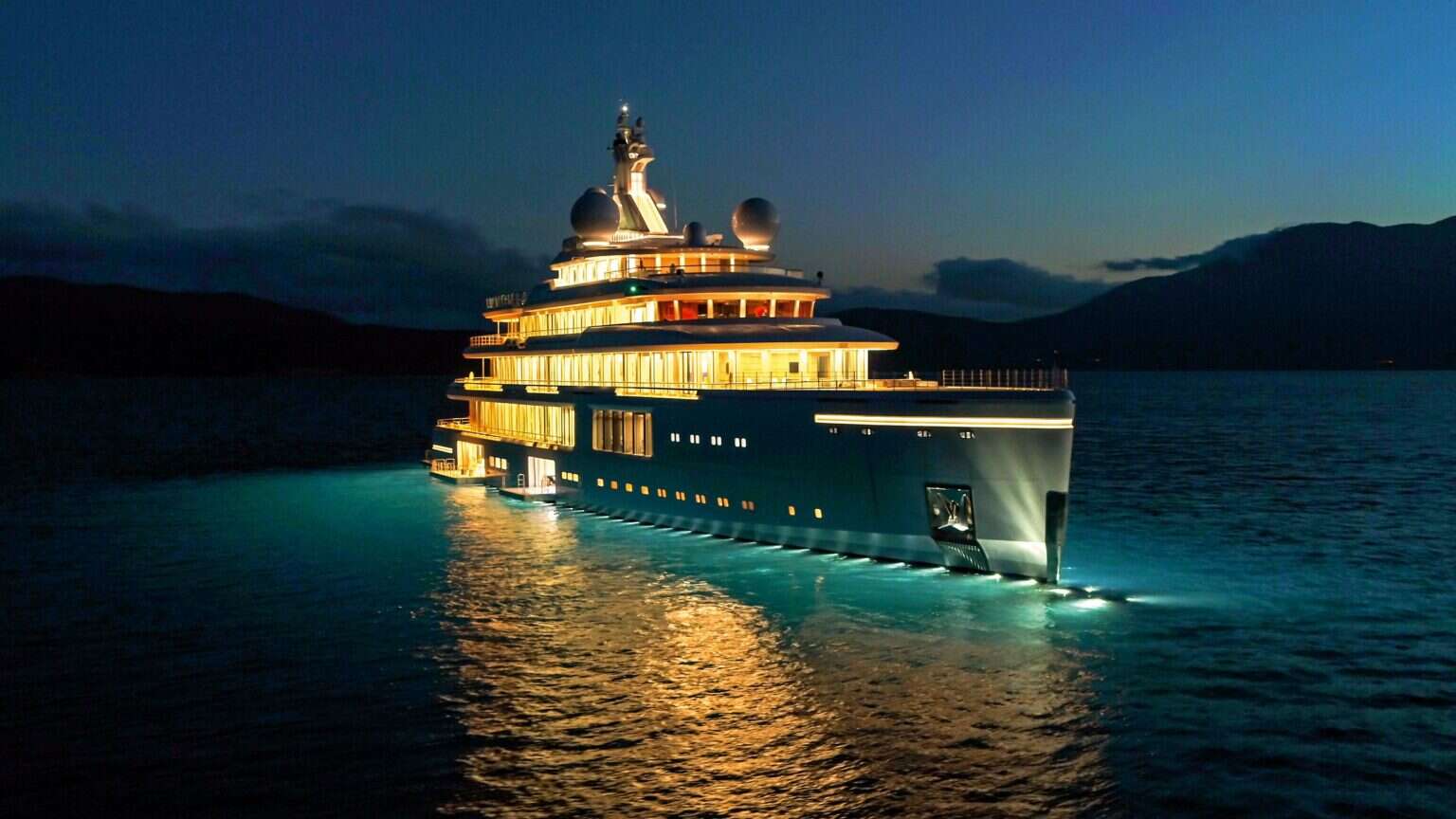 luxury yachts builders