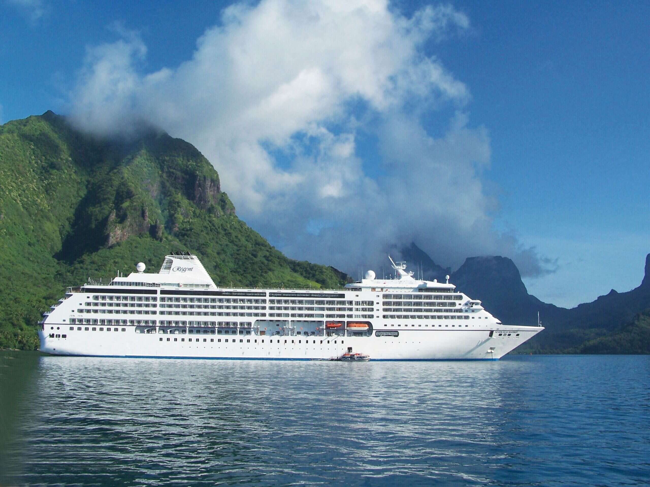 regent seven sea cruises ship in french polynesia