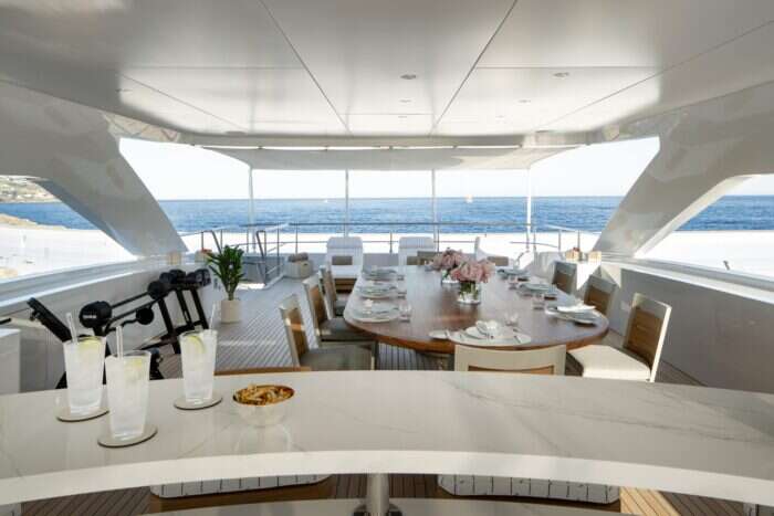 moskito yacht top sundeck