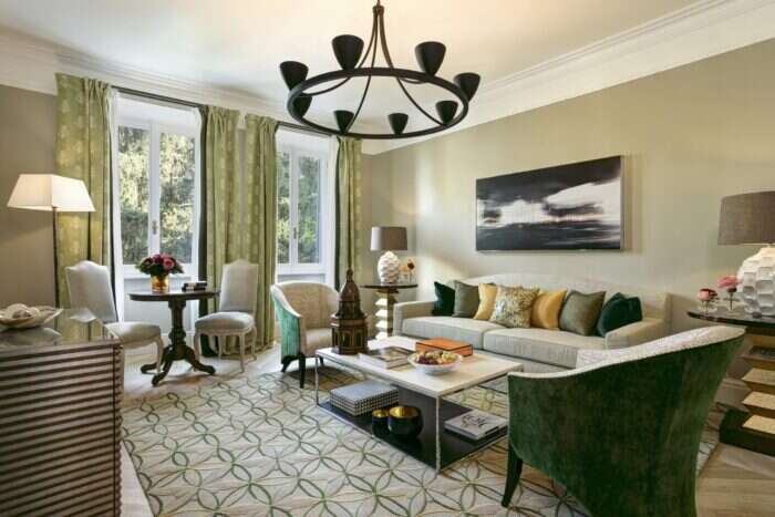 lounge area in hotel de russie garden suite