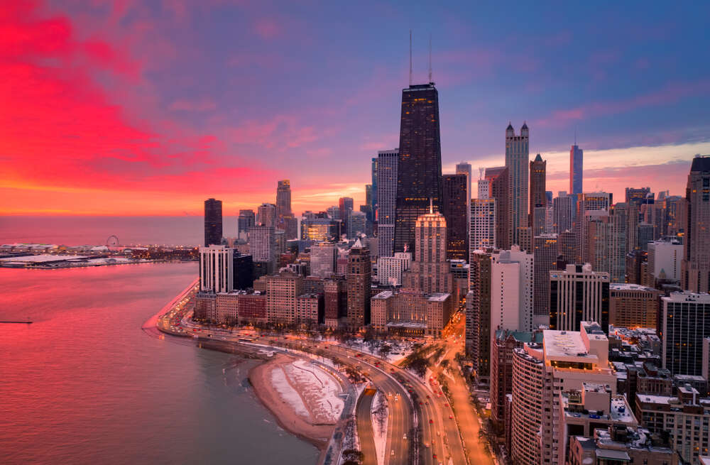 Dark Chicago Cityscape T-shirt Men's -Image by Shutterstock