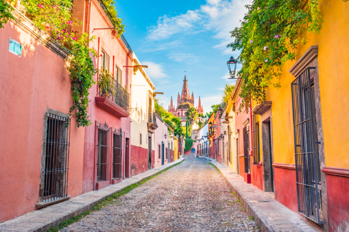 The colourful and traditional streets of San Miguel de Allende a Guanajuato, in Mexico