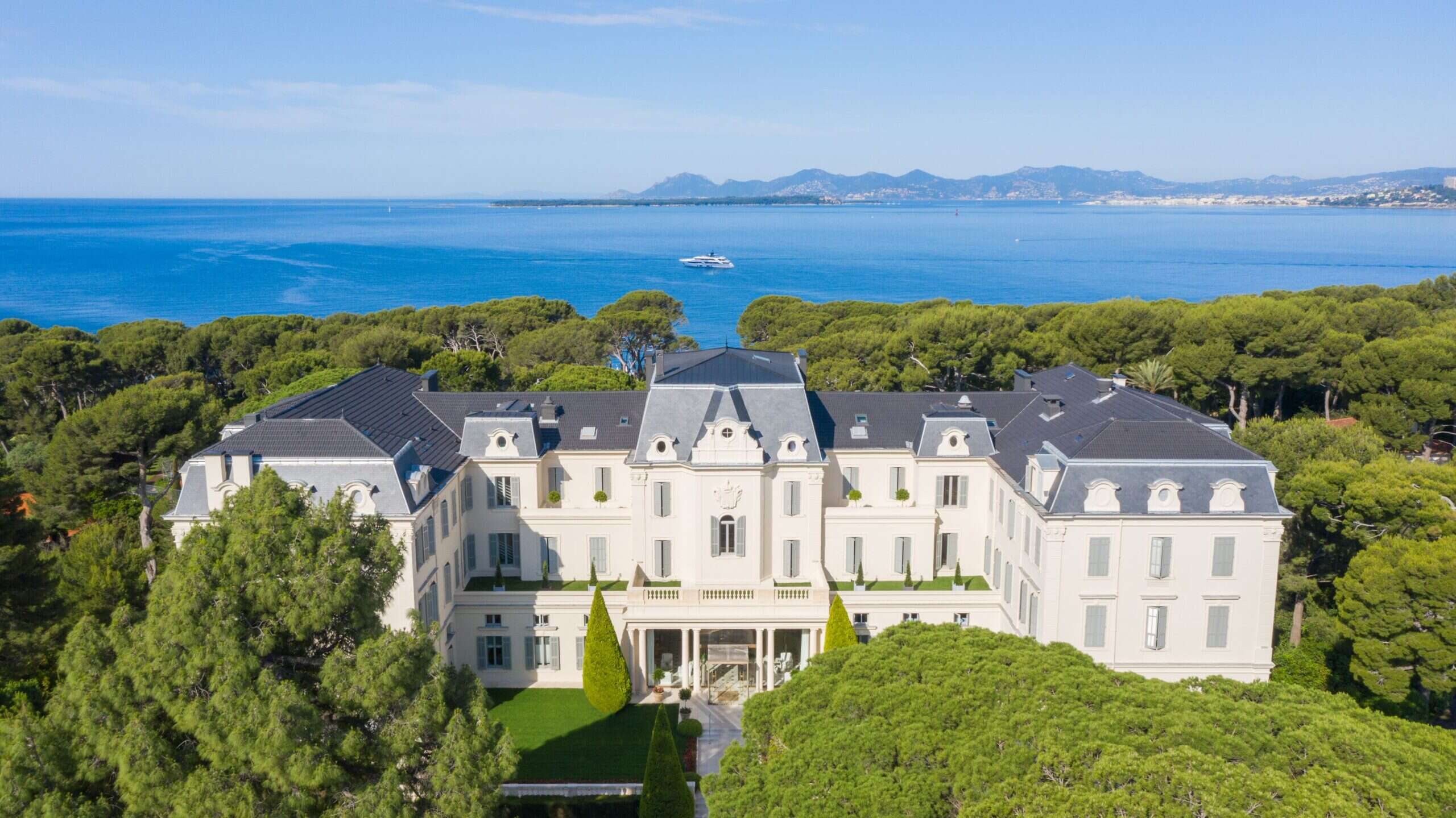 Luxury hotel Hotel du Cap-Eden-Roc exterior