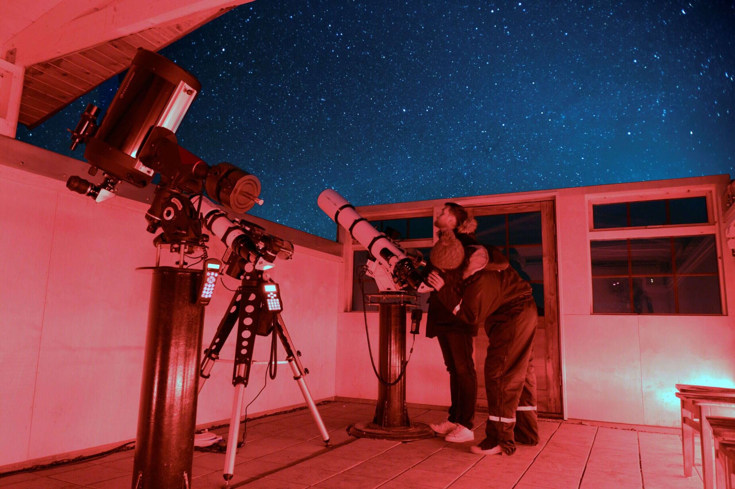 Guests using a telescope at Hotel Rangá