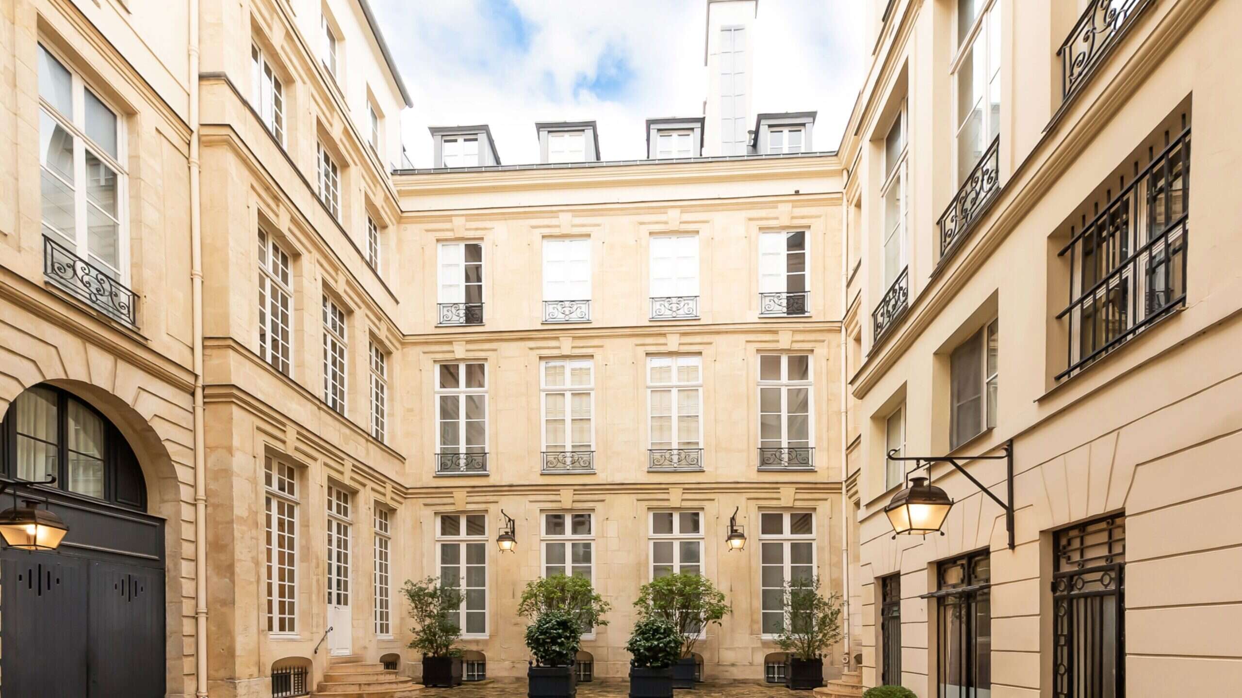Paris property internal courtyard