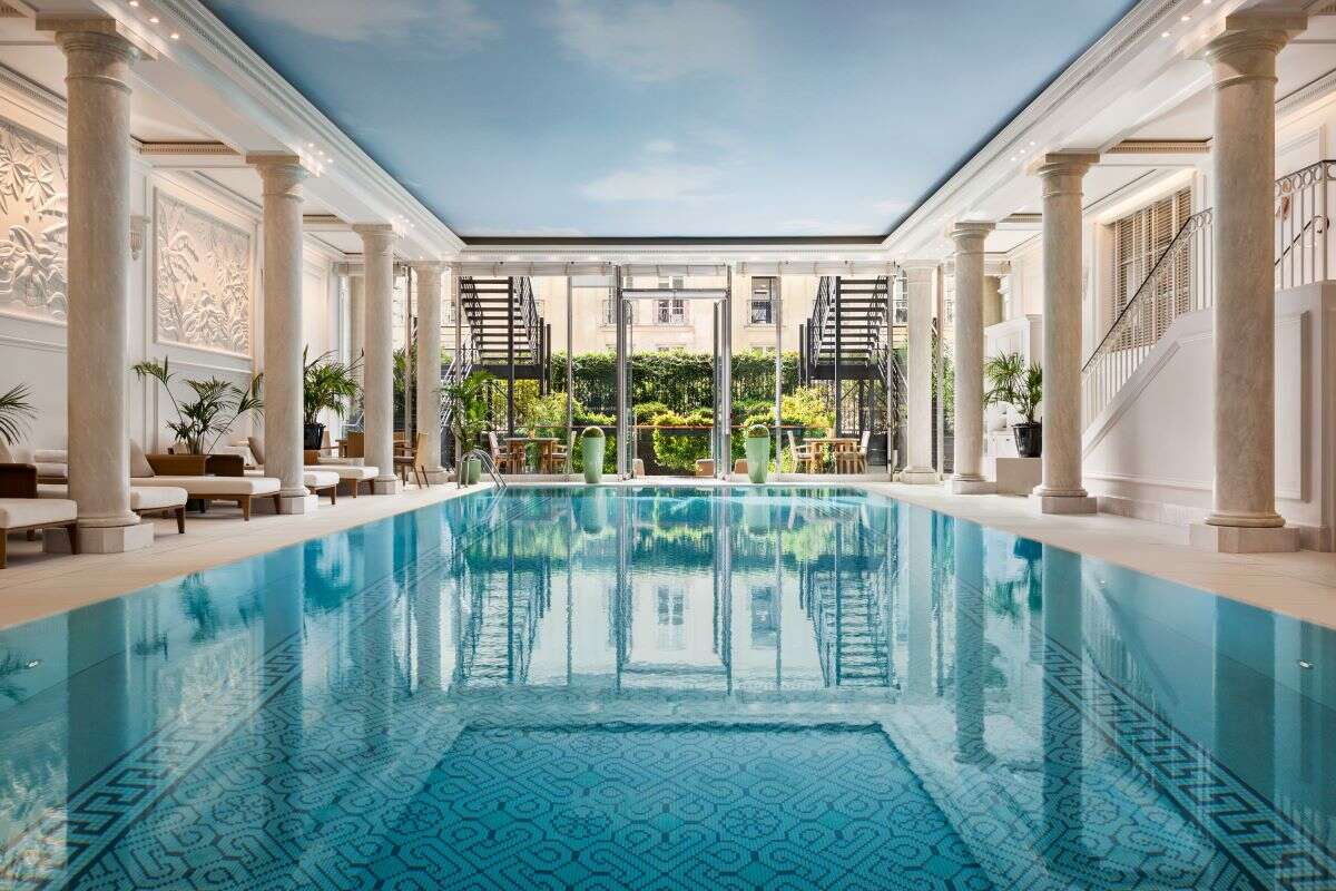 Shangri-La Paris swimming pool
