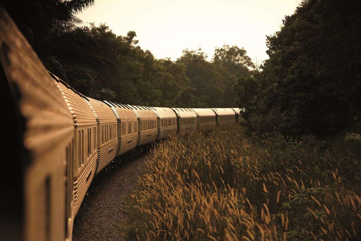 Поезд Eastern & oriental Express. Long train journey