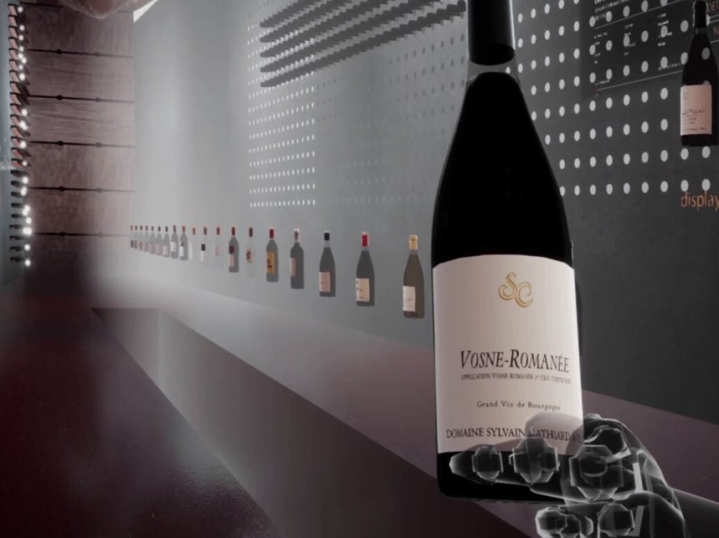 Un rendu numérique de la cave à vin virtuelle de Crurated, montrant une main virtuelle regardant la bouteille.
