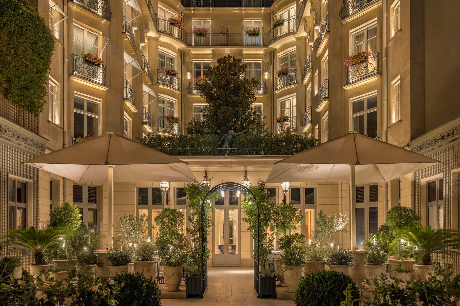 Image showing the restaurant garden at The Ritz Paris hotel 