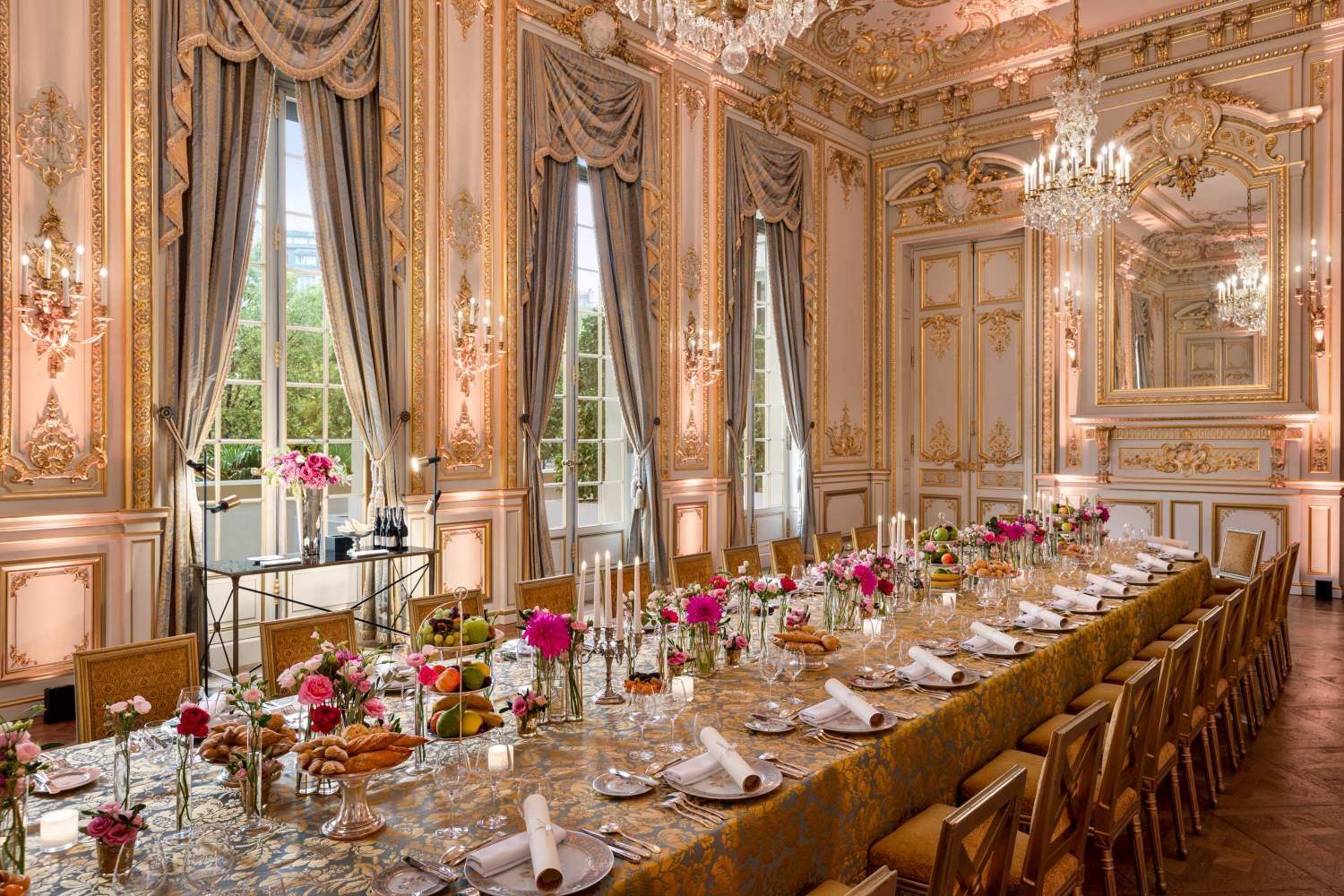 Image showing the dining room of Shangri-La Paris hotel decorated in gold