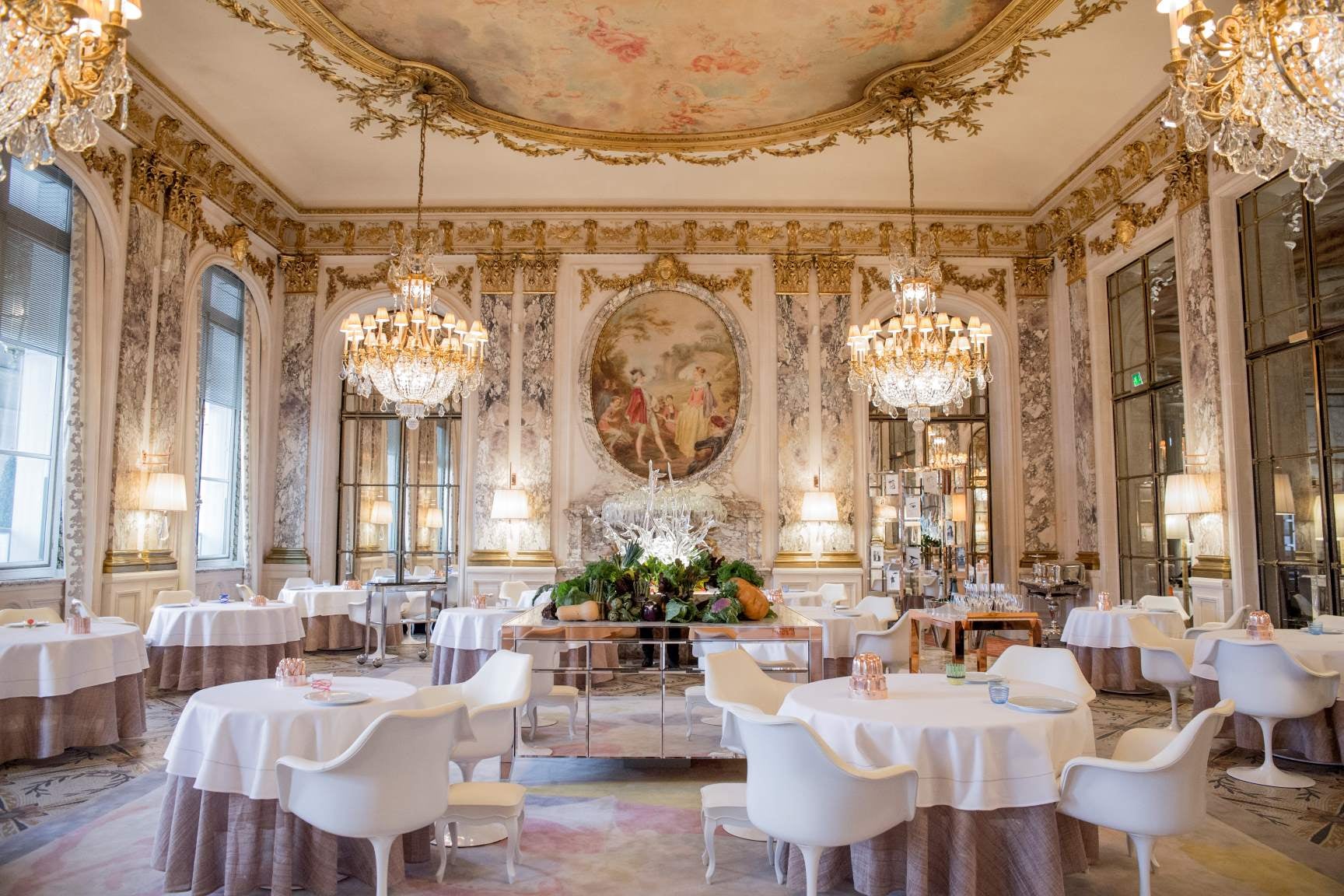 Image showing the dining room of Le Meurice with gold detailing and crystal decorations